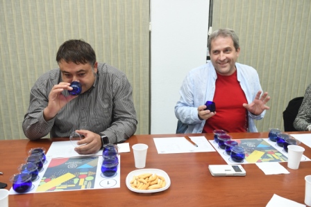 Oliendo y catando