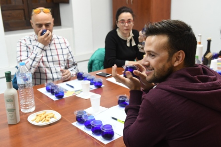 Oliendo aceites