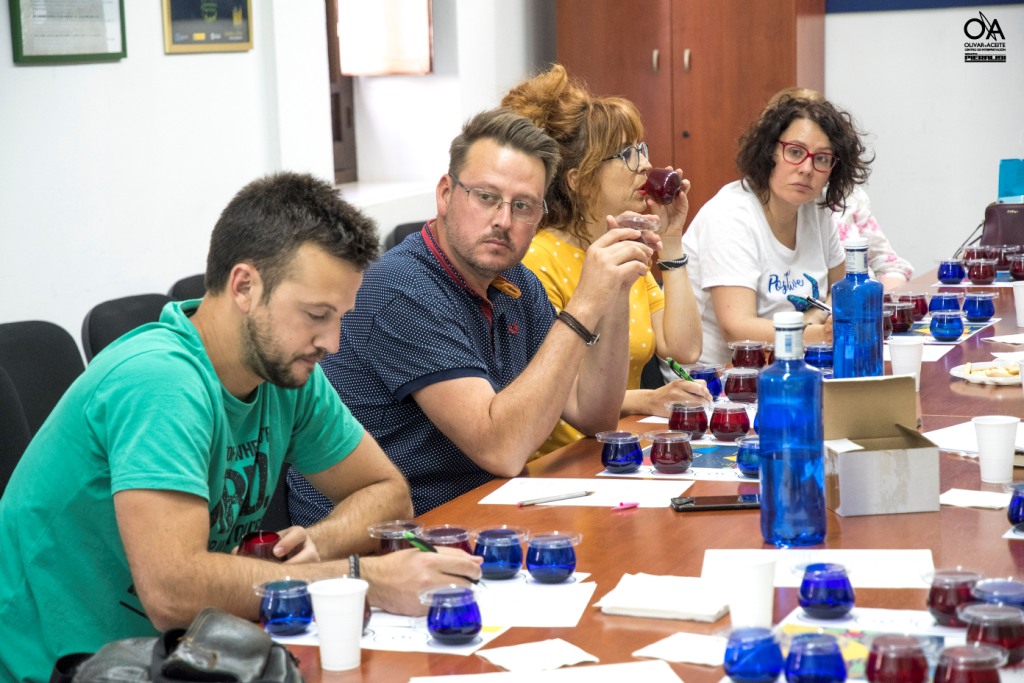 Participantes en el desarrollo del club de cata.