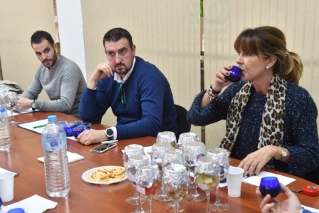 Catando aceite en Club de Cata