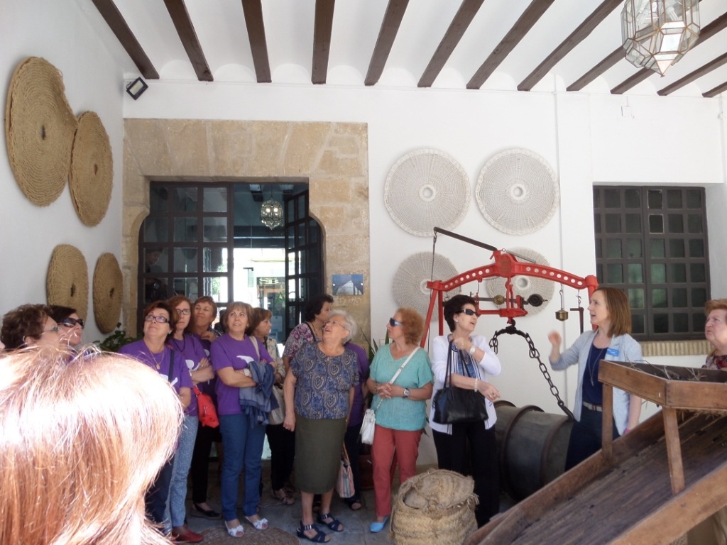 Explicación a un grupo en el museo