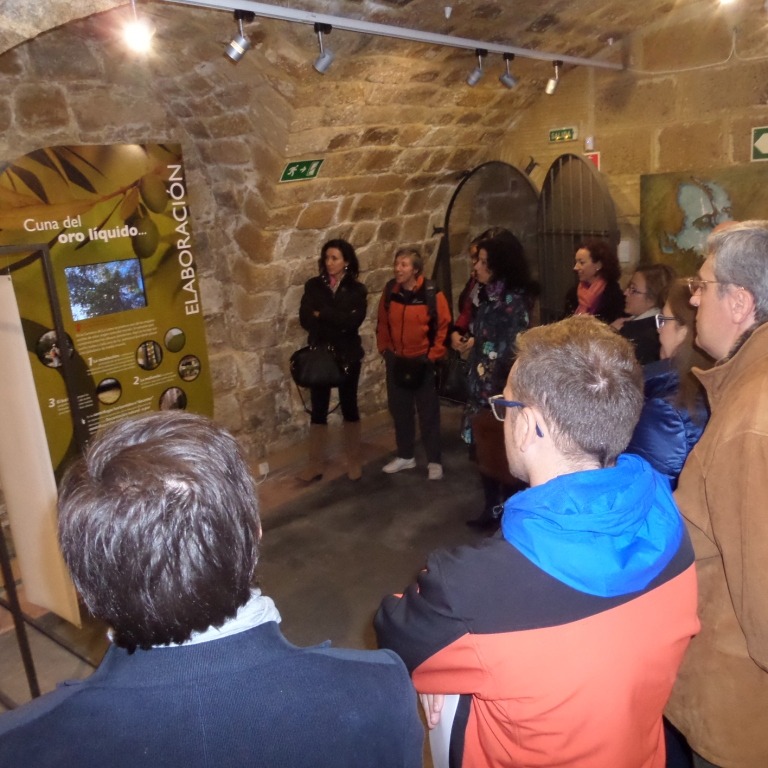 Visitantes viendo el museo
