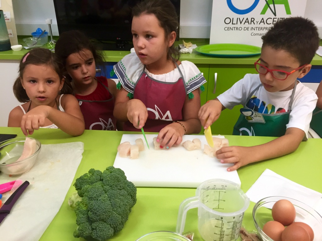 niños cocinando