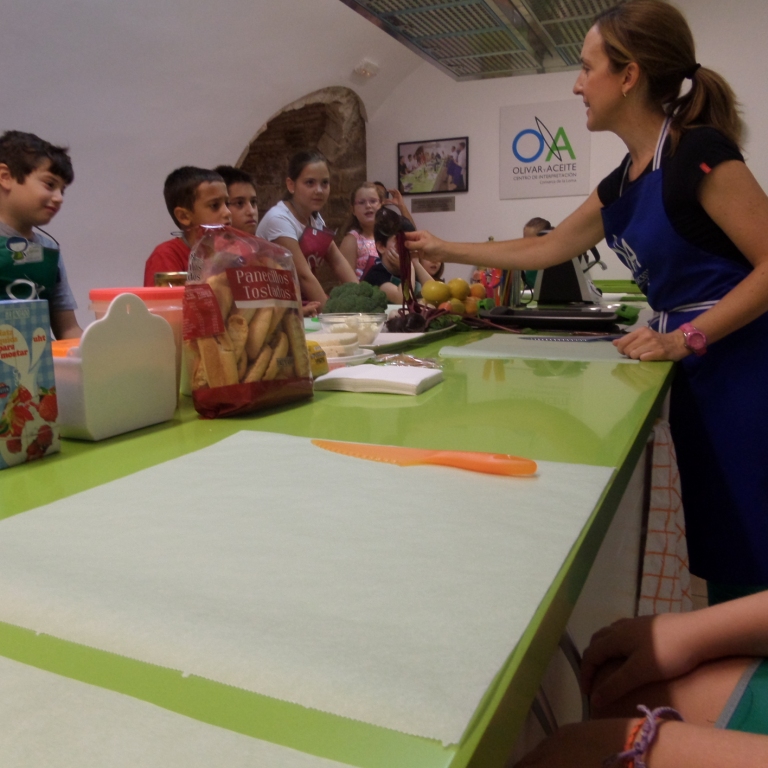 enseñando las verduras a los niños