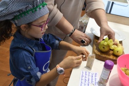 Niña cocinando