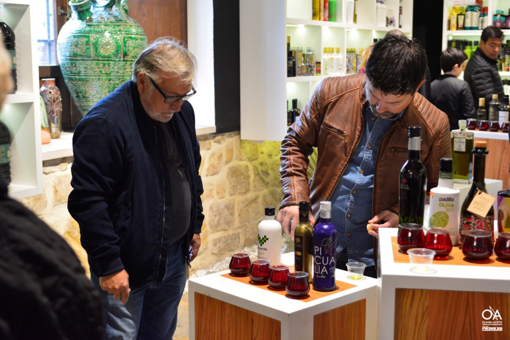 Catando AOVE en el Centro de Interpretación Olivar y Aceite