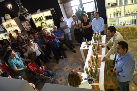 Público en el Centro de Interpretación Olivar y Aceite
