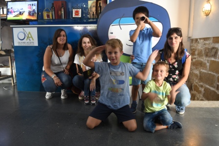 Niños en el Centro de Interpretación Olivar y Aceite