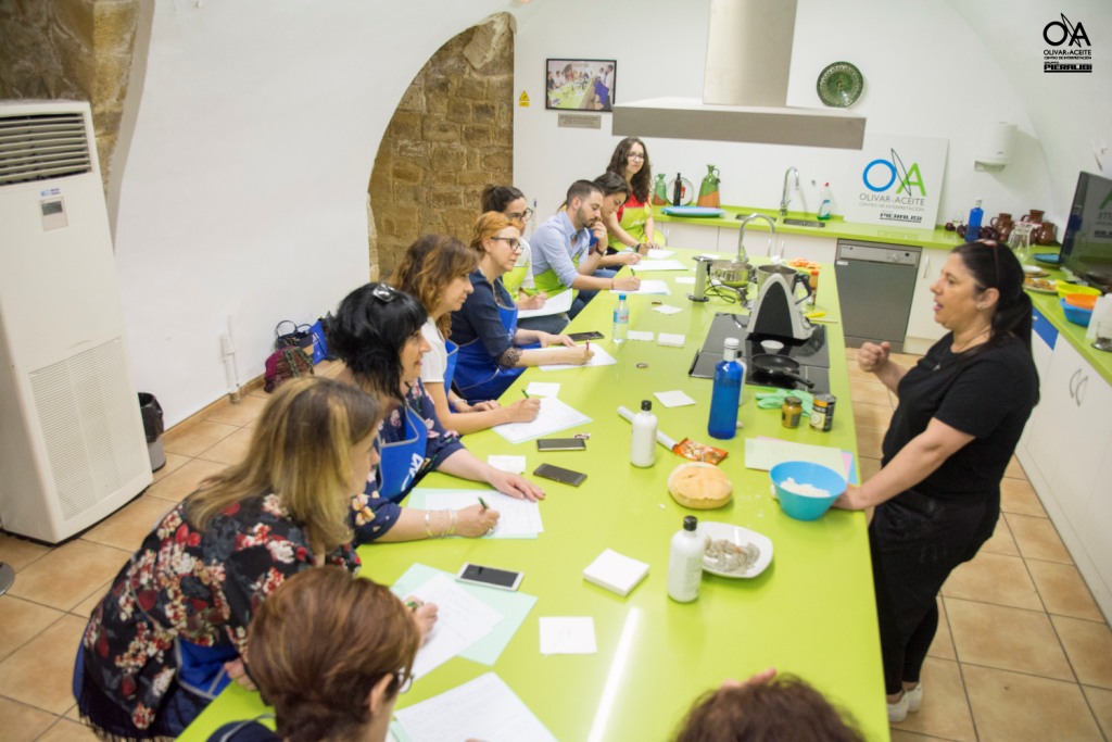 Alumnos de Manuela tomando notas sobre las recetas