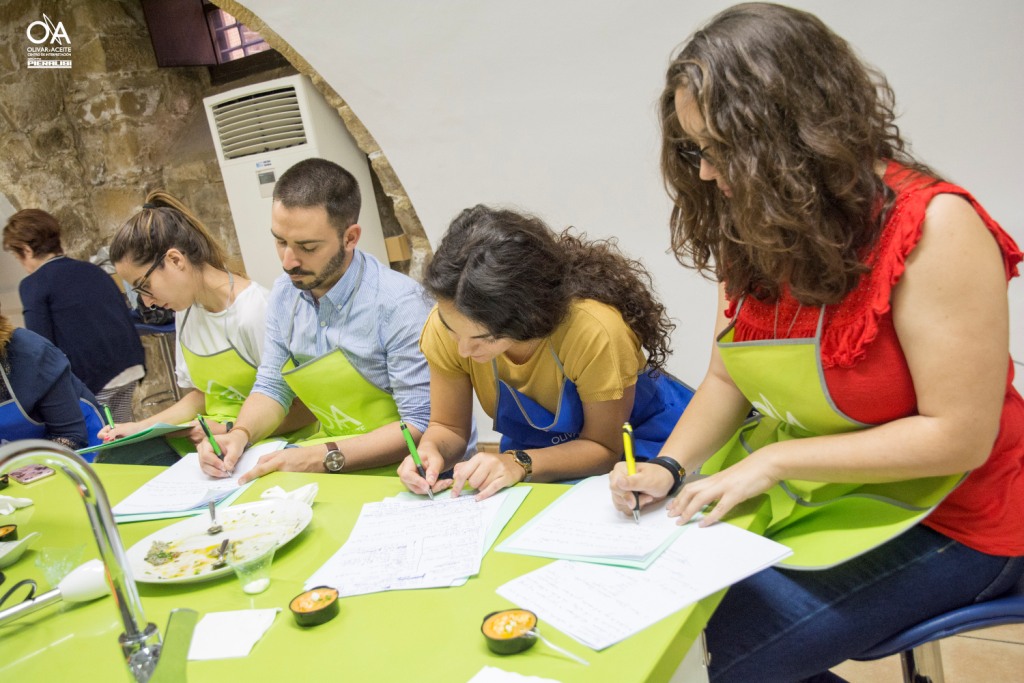 Alumnos de manuela tomando nota