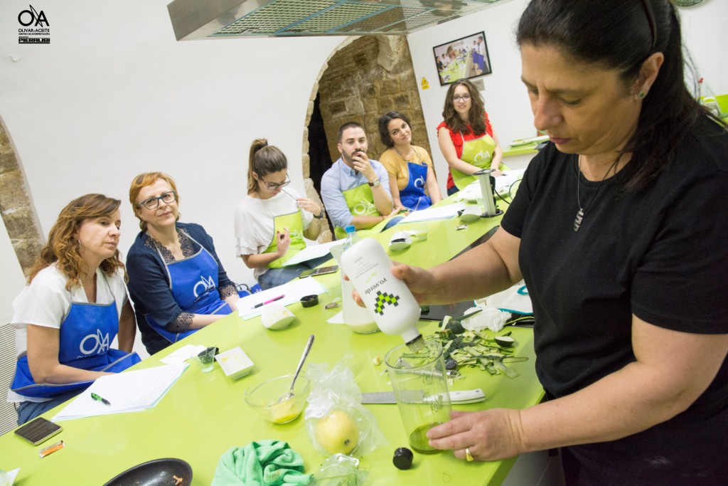 Manuela Monsalve cocinando