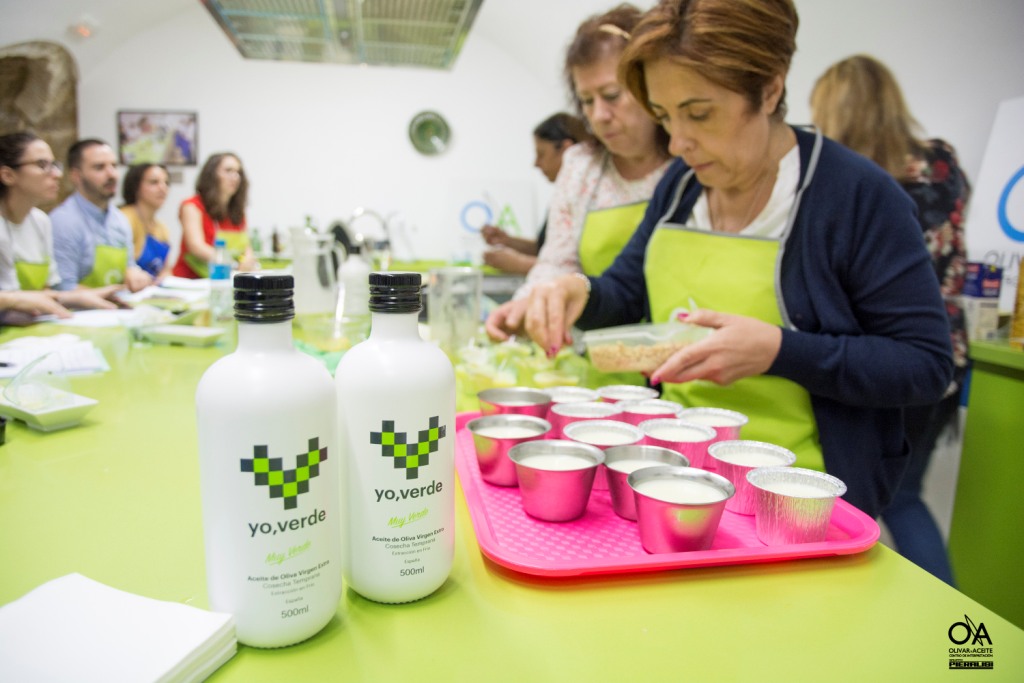 PARTICIPANTES COCINANDO EN EL TALLER DE MANUELA MONSALVE