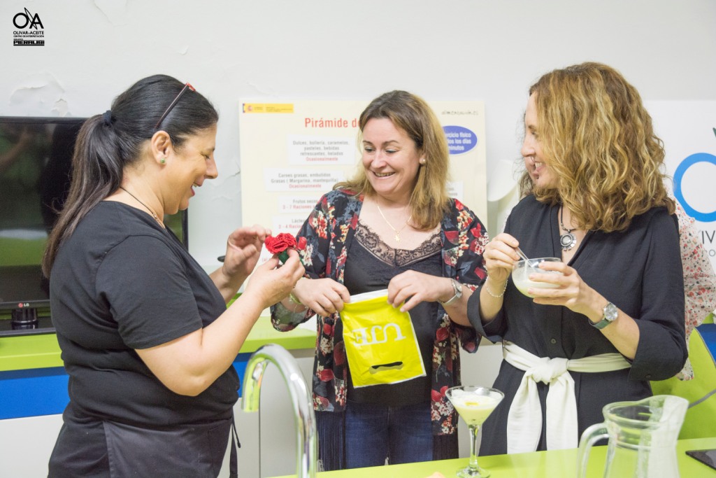 reagalo de los participantes en el curso a Manuela Monsalve.
