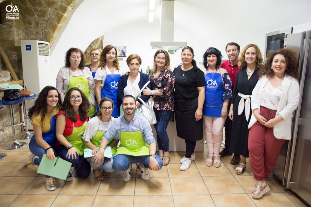 Grupo de alumnos posando con Manuela Monsalve.