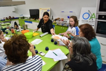 Manuela Monsalve cocinando