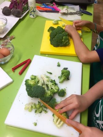 niños preparando las verduras