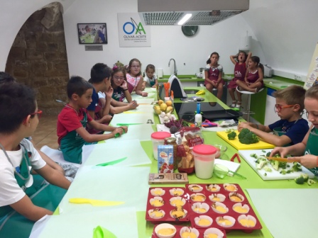 Niños elaborando platos
