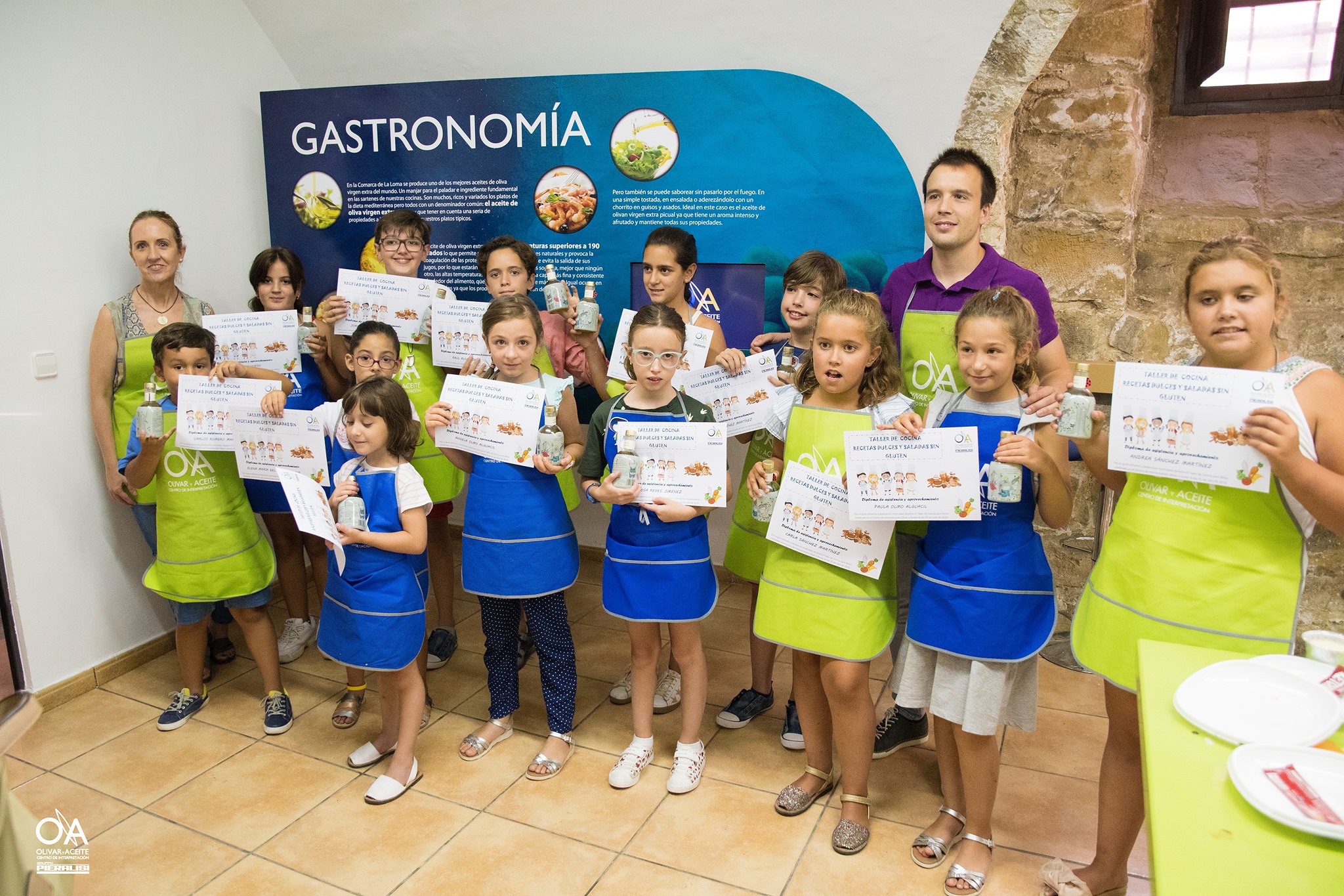 Entrega de diplomas a los asistentes al taller.