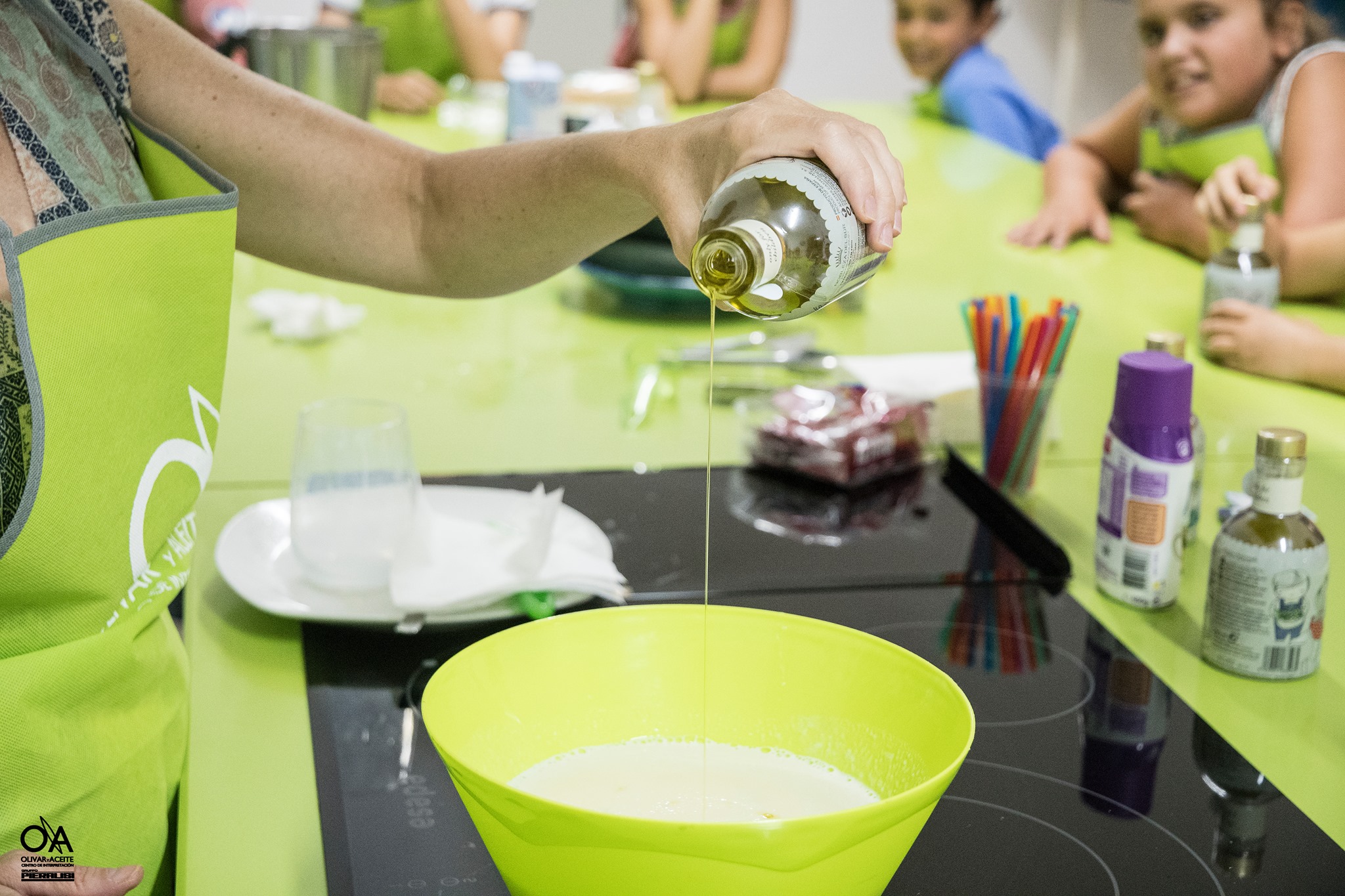 Aplicación de AOVE en los platos del taller.