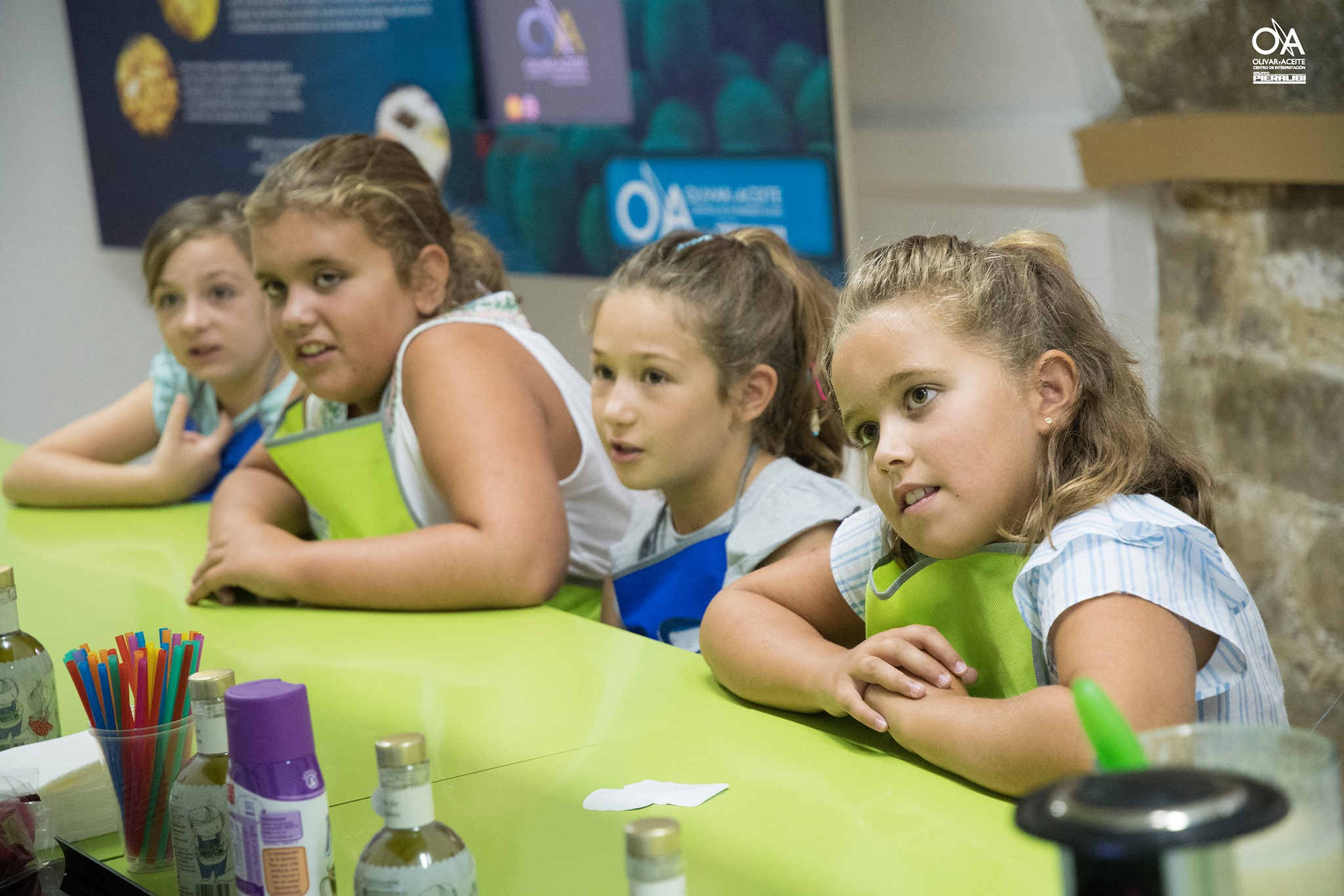 Participantes atendiendo en el taller de cocina.